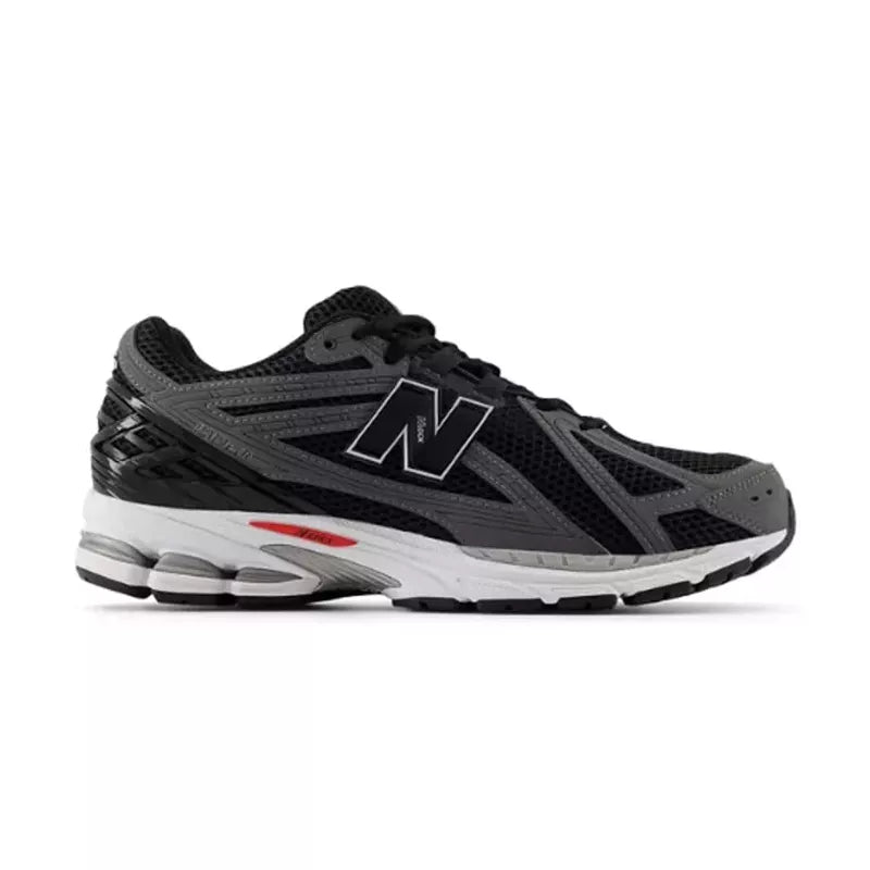Zapatillas negras, grises, blancas.