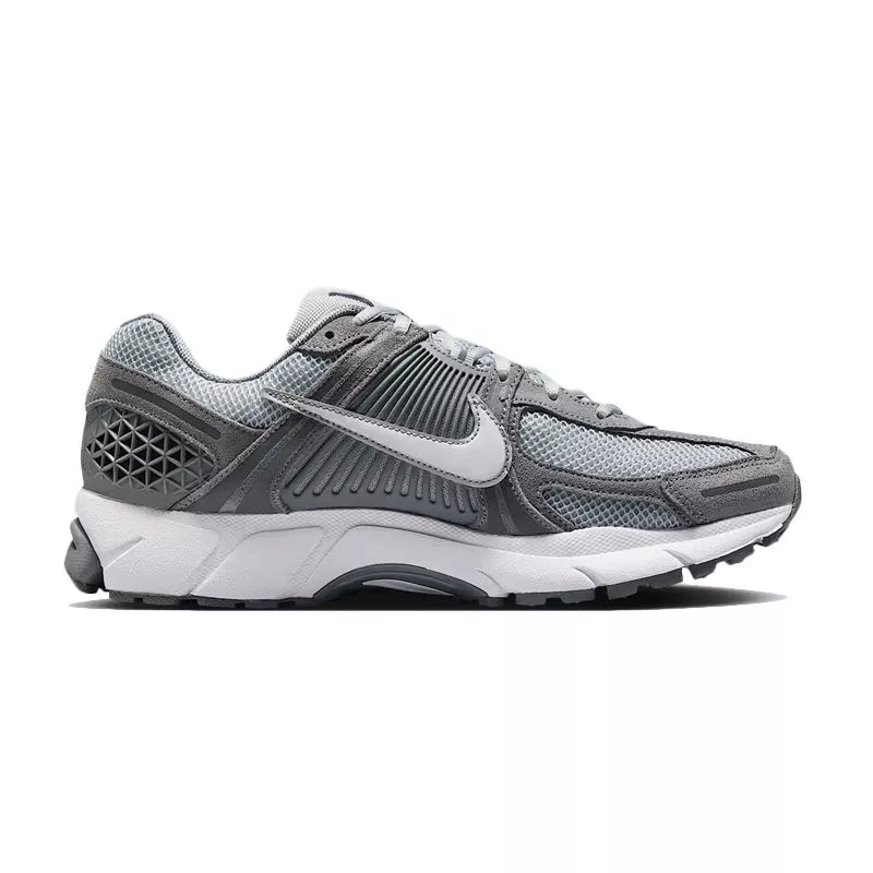 Zapatillas Nike Zoom Vomero 5 - Gris y blanco