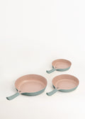 Batterie de cuisine 3 poêles PAN STUDIO, 2 cocottes POT STUDIO & kit d’ustensiles KITCHENWARE STUDIO - Vert Sauge