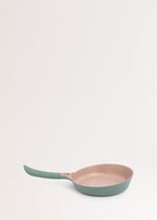 Batterie de cuisine 3 poêles PAN STUDIO, 2 cocottes POT STUDIO & kit d’ustensiles KITCHENWARE STUDIO - Vert Sauge