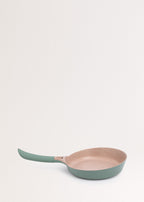 Batterie de cuisine 3 poêles PAN STUDIO, 2 cocottes POT STUDIO & kit d’ustensiles KITCHENWARE STUDIO - Vert Sauge