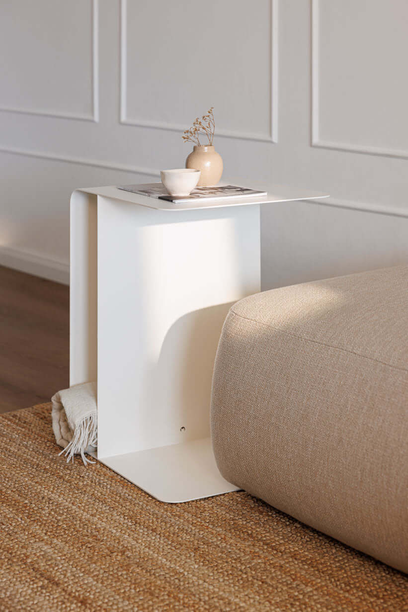 Beistelltisch COSMO aus pulverbeschichtetem Metall, modernes Design neben Sofa, ideal als Beistelltisch.