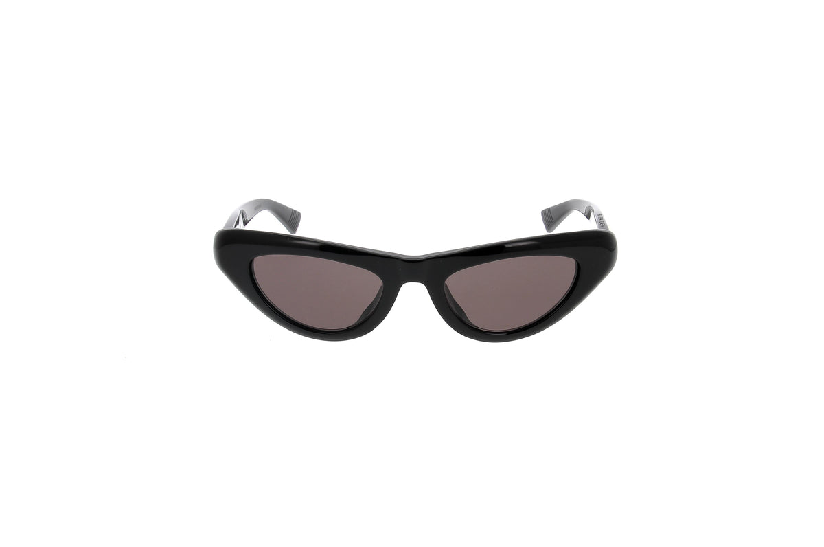Luxury Eyewear – Solglasögon - Bottega Veneta, svarta solglasögon, framifrån, mot vit bakgrund