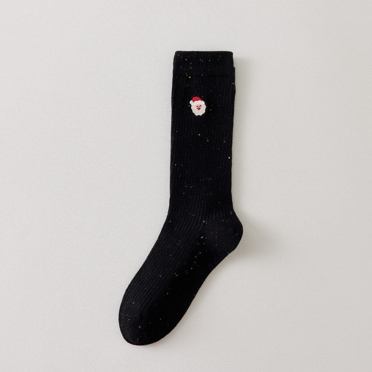 Chaussette femme haute à broderie hivernale vendue à l’unité. Motifs Noël : renne, Père Noël, pingouin… Maille chaude et douce. Taille unique 35-41.
