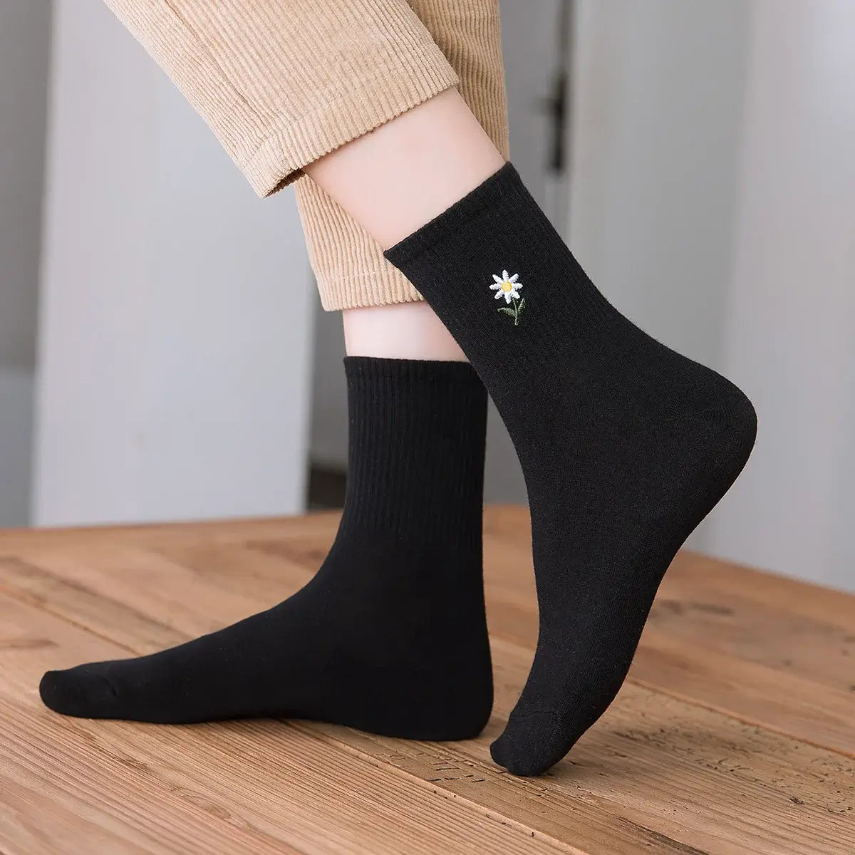 Chaussette haute unie avec marguerite brodée.