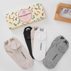 Coffret de 5 chaussettes basses motif chien ou chat brodé sur la languette. Disponible en 4 coloris : blanc, beige, gris, noir.