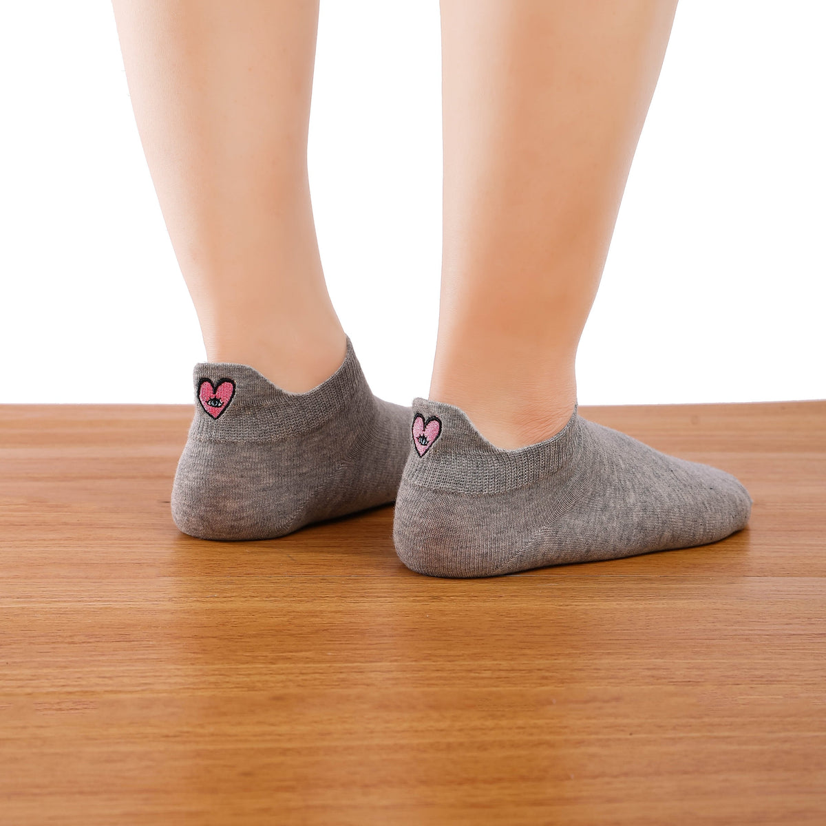 chaussette languettes coeur rose avec un oeil vue de côté