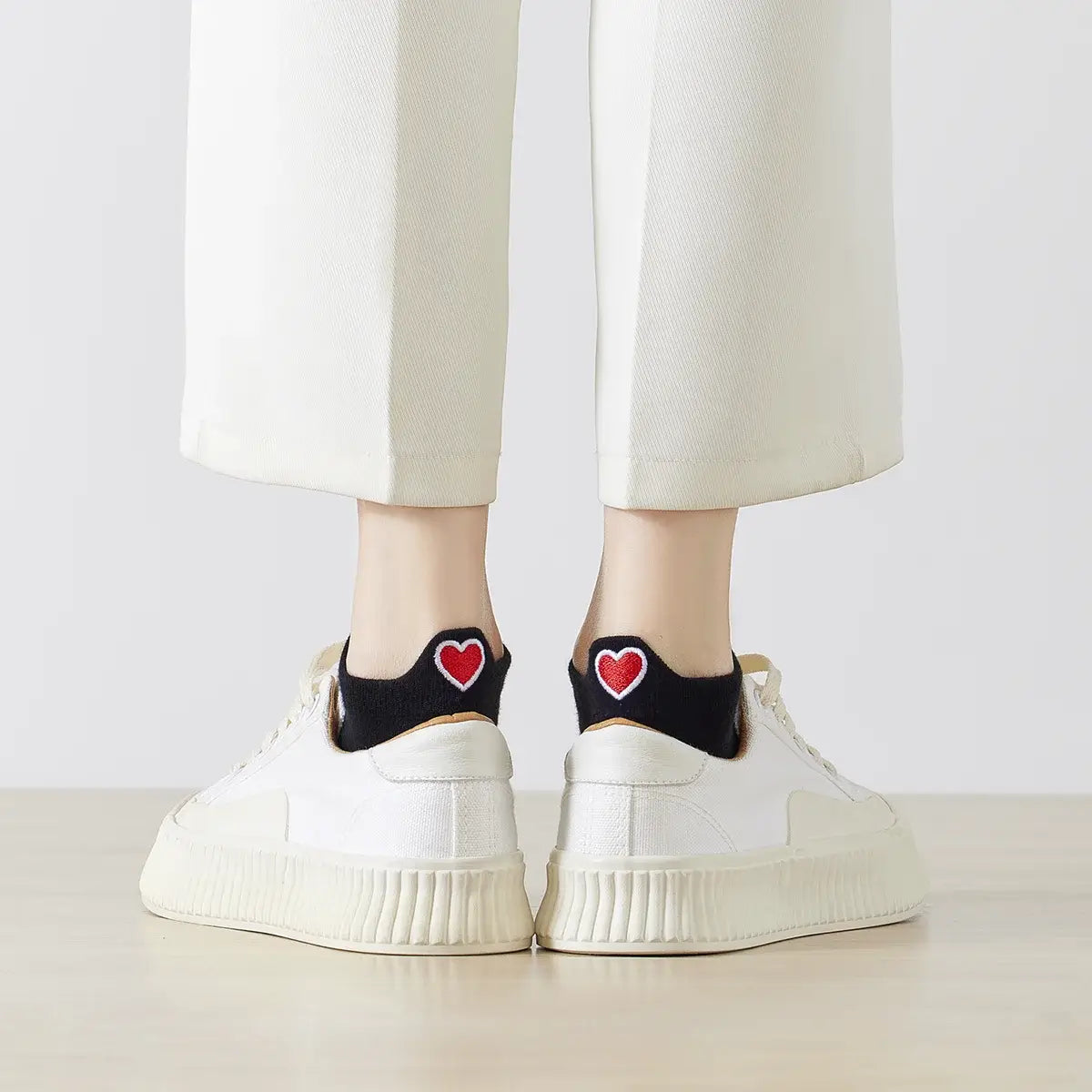 Chaussettes noire en coton à languette cœur rouge pour femme | Chaussettes douces et respirantes | Fabriquées à partir de matériaux de haute qualité | Un cadeau parfait pour les femmes de tous âges