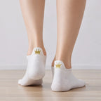 Calcetines con lengüeta, motivo de corona bordado con hilo dorado en la lengüeta, disponibles en negro, rosa, azul, beige y blanco