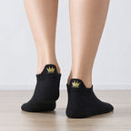 Calcetines con lengüeta, motivo de corona bordado con hilo dorado en la lengüeta, disponibles en negro, rosa, azul, beige y blanco