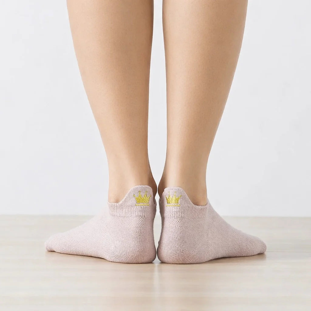 Calcetines con lengüeta, motivo de corona bordado con hilo dorado en la lengüeta, disponibles en negro, rosa, azul, beige y blanco