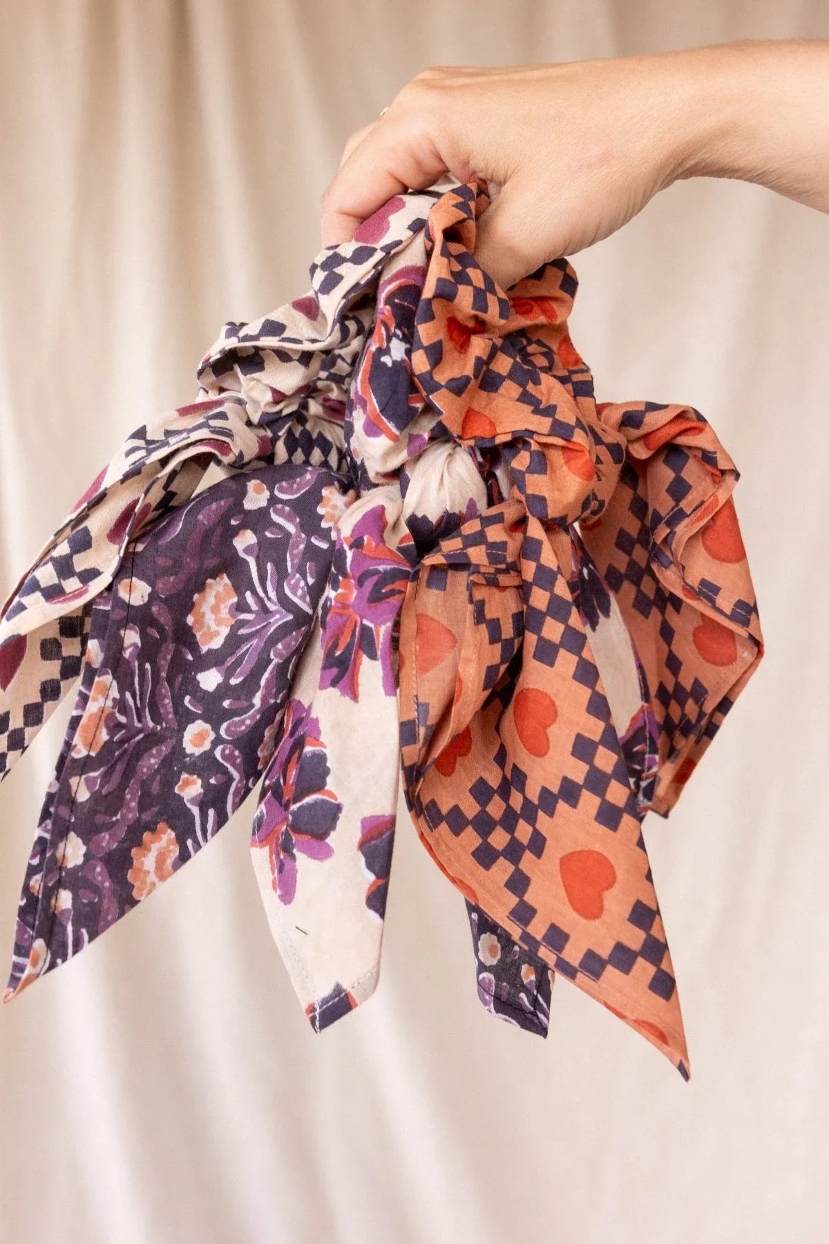 Scrunchie Scarf Mano