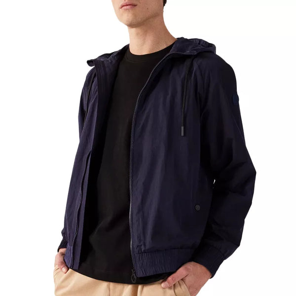 Jott – Giacca a Vento Storm - Marino - Uomo, modello con indosso una giacca blu marino e una t-shirt nera