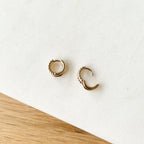 Instants Plaisirs – Mini Créoles "Sofya" Plaqué Or, deux boucles d'oreilles créoles dorées, ouvertes et fermées, sur fond blanc