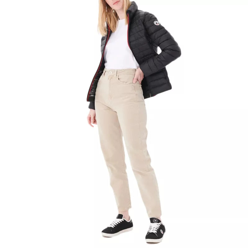 Jott – Doudoune Cha Noos - Noir - Femme, mannequin portant une doudoune noire, un t-shirt blanc et un pantalon beige