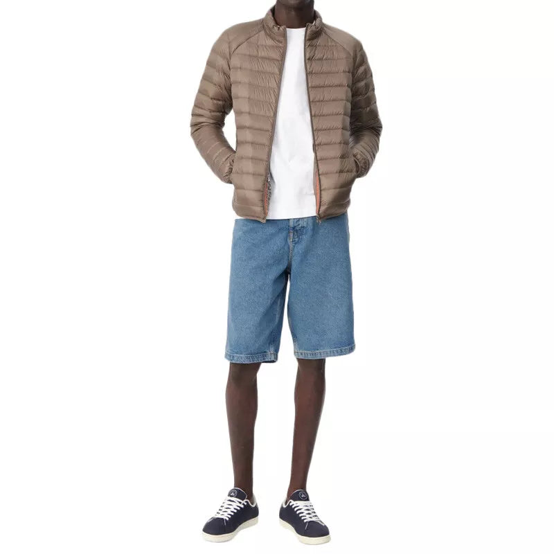 Jott – Mat Noos Down Jacket - Brown - Men, model wearing a brown down jacket, a white t-shirt and denim shorts
