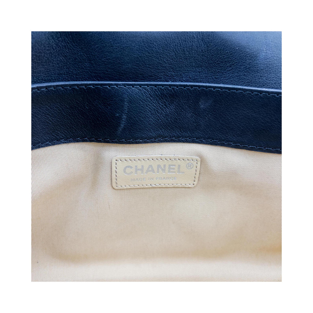Chanel - Axelremsväska Reverso Boy Flap Old Medium Läder - Svart