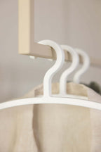 Kleiderbügel FAY im Diseño minimalista, ideal para ropa sencilla y armarios modernos.