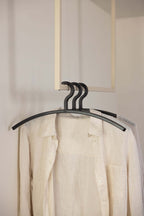 Kleiderbügel FAY im minimalista Design mit beige Bluse im Hintergrund, ideal para tu Schutz empfindlicher Kleidung.
