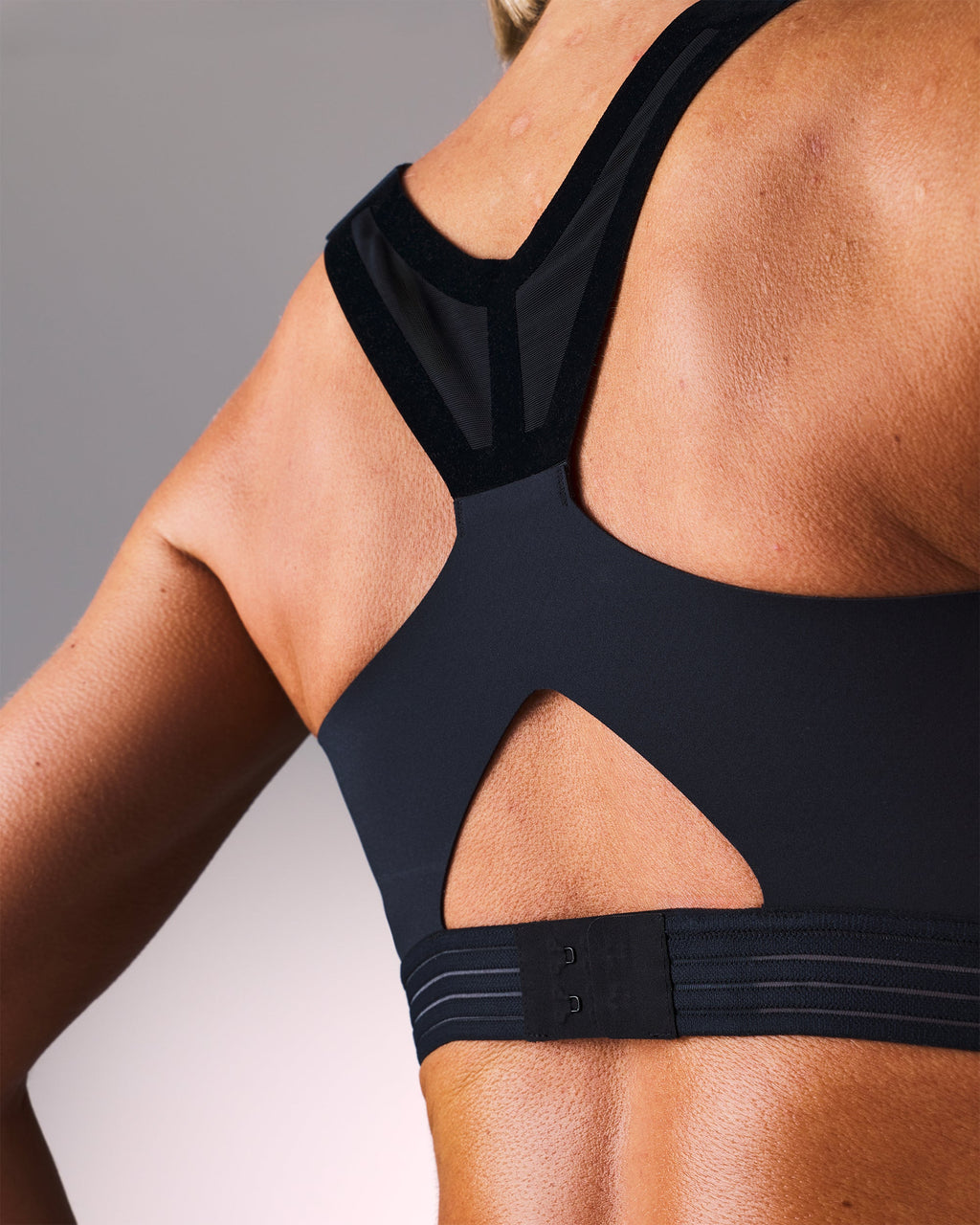 femme portant une brassière de sport hastko BRA N°39 #color_true-black