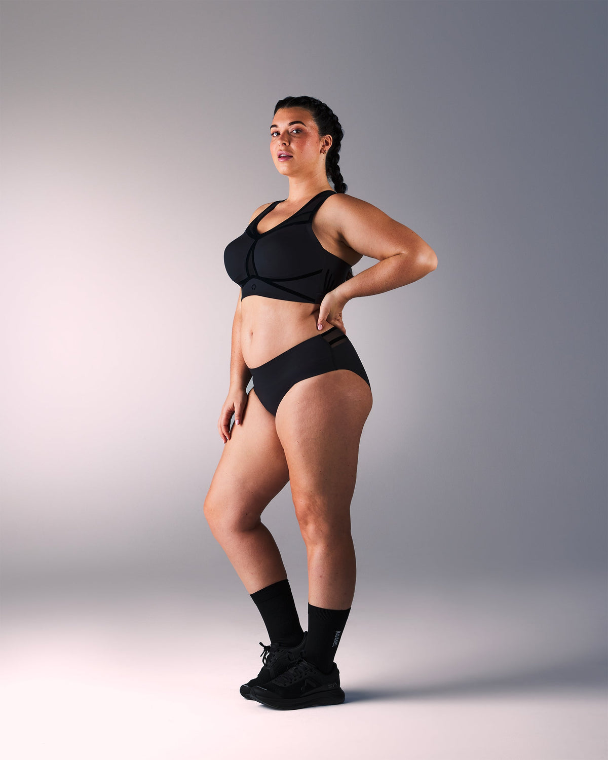 femme portant une brassière de sport hastko BRA N°39 #color_true-black