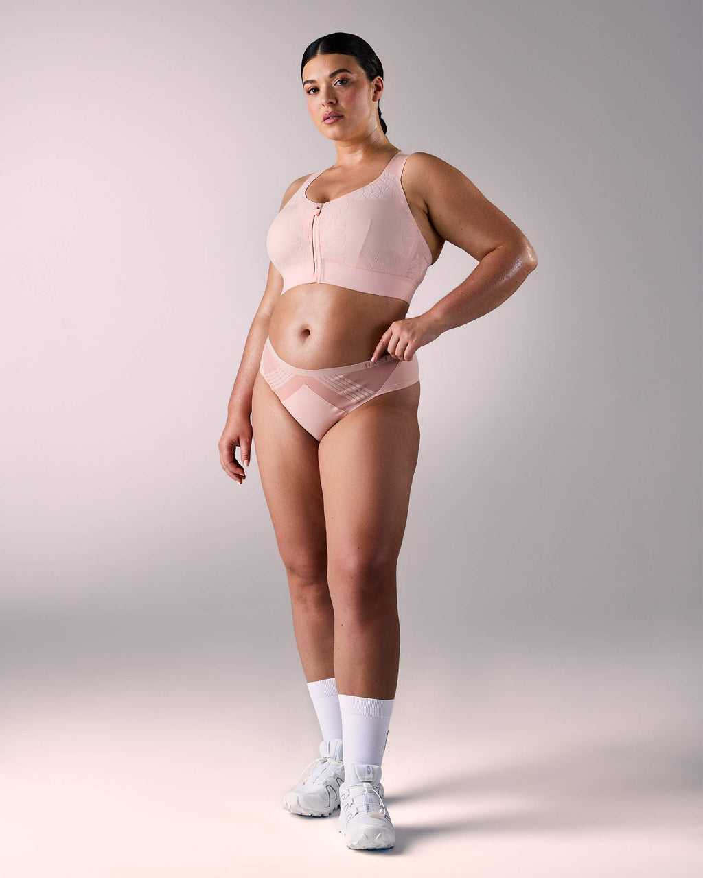 mujer con sujetador deportivo hastko BRA N°92 #color_nude
