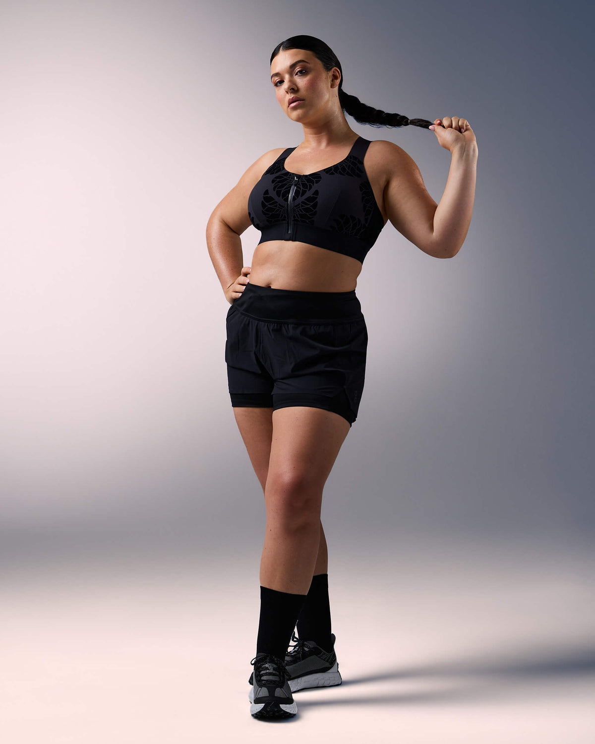 mujer con sujetador deportivo hastko BRA N°92 #color_true-black