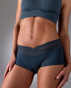 femme portant un shorty de sport sans couture hastko SHORTY N°19 #color_ardoise