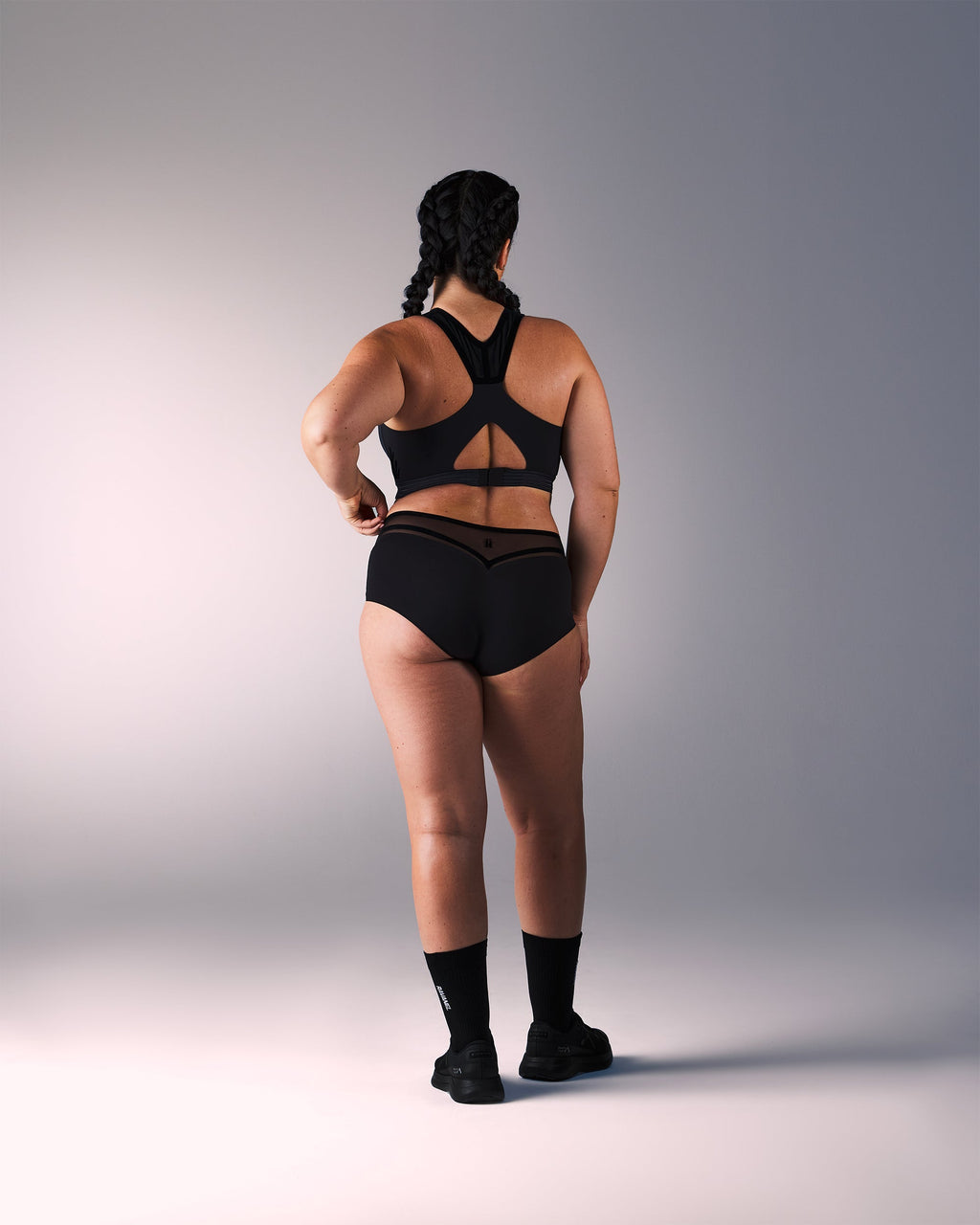 femme portant un shorty de sport sans couture hastko SHORTY N°19 #color_true-black