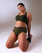 femme portant un shorty de sport sans couture hastko SHORTY N°19 #color_kaki
