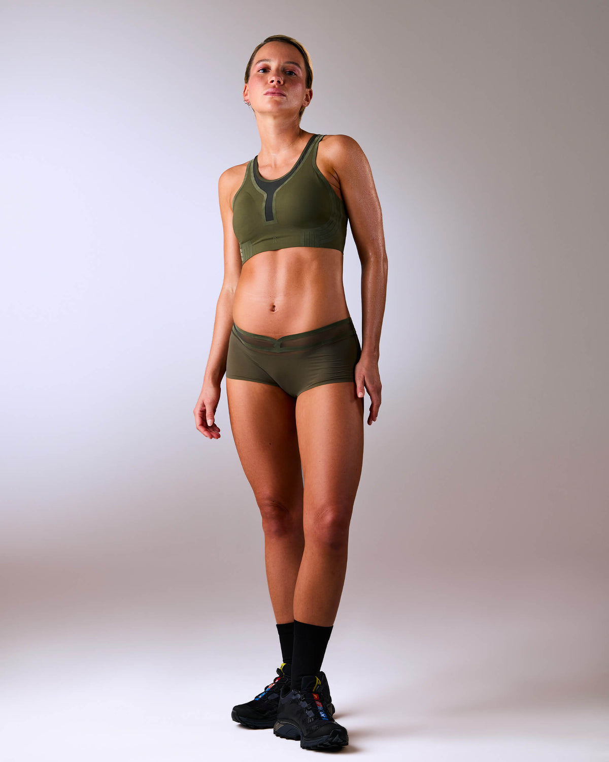 femme portant un shorty de sport sans couture hastko SHORTY N°19 #color_kaki