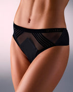 femme portant un tanga de sport sans couture hastko TANGA N°23 #color_true-black
