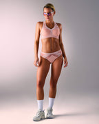 femme portant un tanga de sport sans couture hastko TANGA N°23 #color_nude