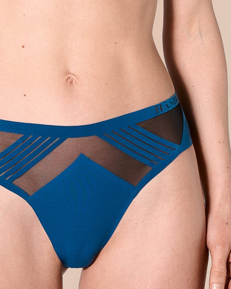 femme portant un tanga de sport sans couture hastko TANGA N°23  #color_tropico-blue