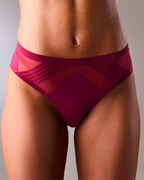 femme portant un tanga de sport sans couture hastko TANGA N°23 #color_tuscany-bordeaux