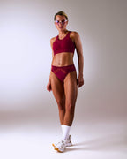 femme portant un tanga de sport sans couture hastko TANGA N°23 #color_tuscany-bordeaux