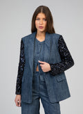 An'ge – Chaqueta Howela Jean, modelo con conjunto de blazer y pantalón azul con mangas de lentejuelas negras