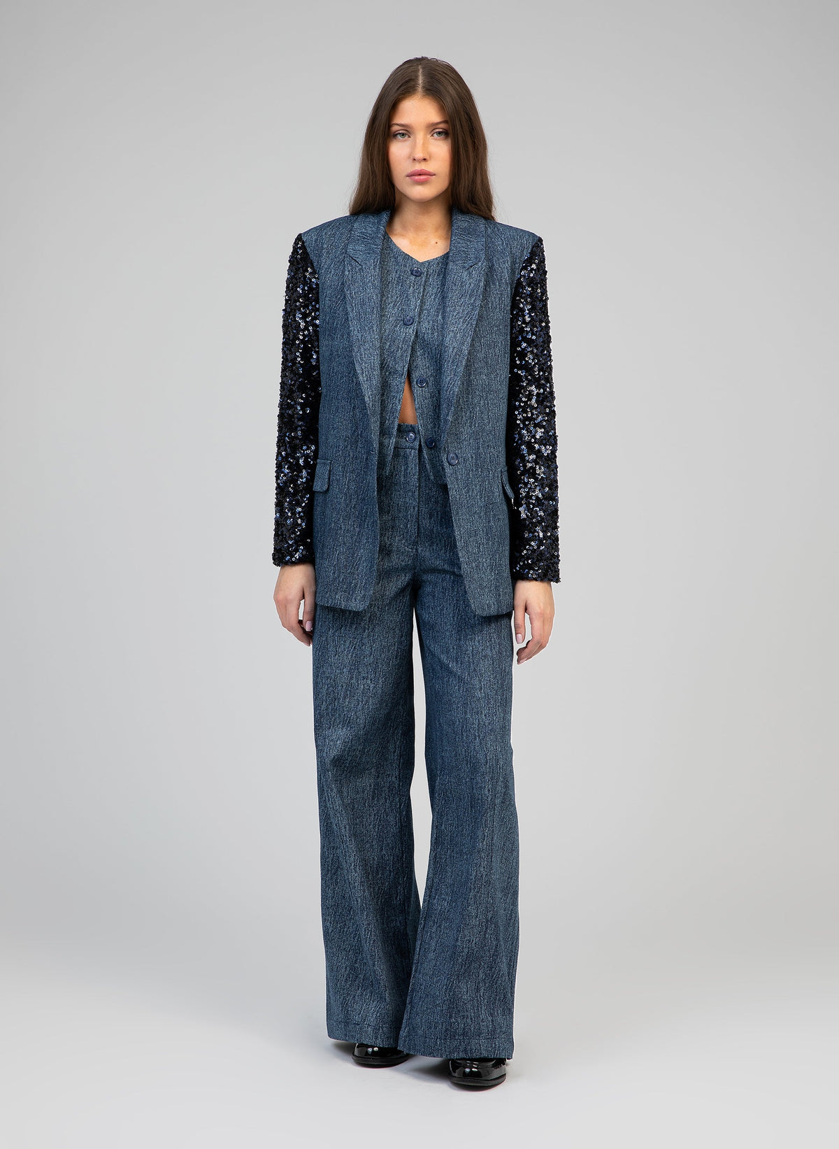An'ge – Chaqueta Howela Jean, modelo con conjunto de blazer y pantalón vaquero azul oscuro