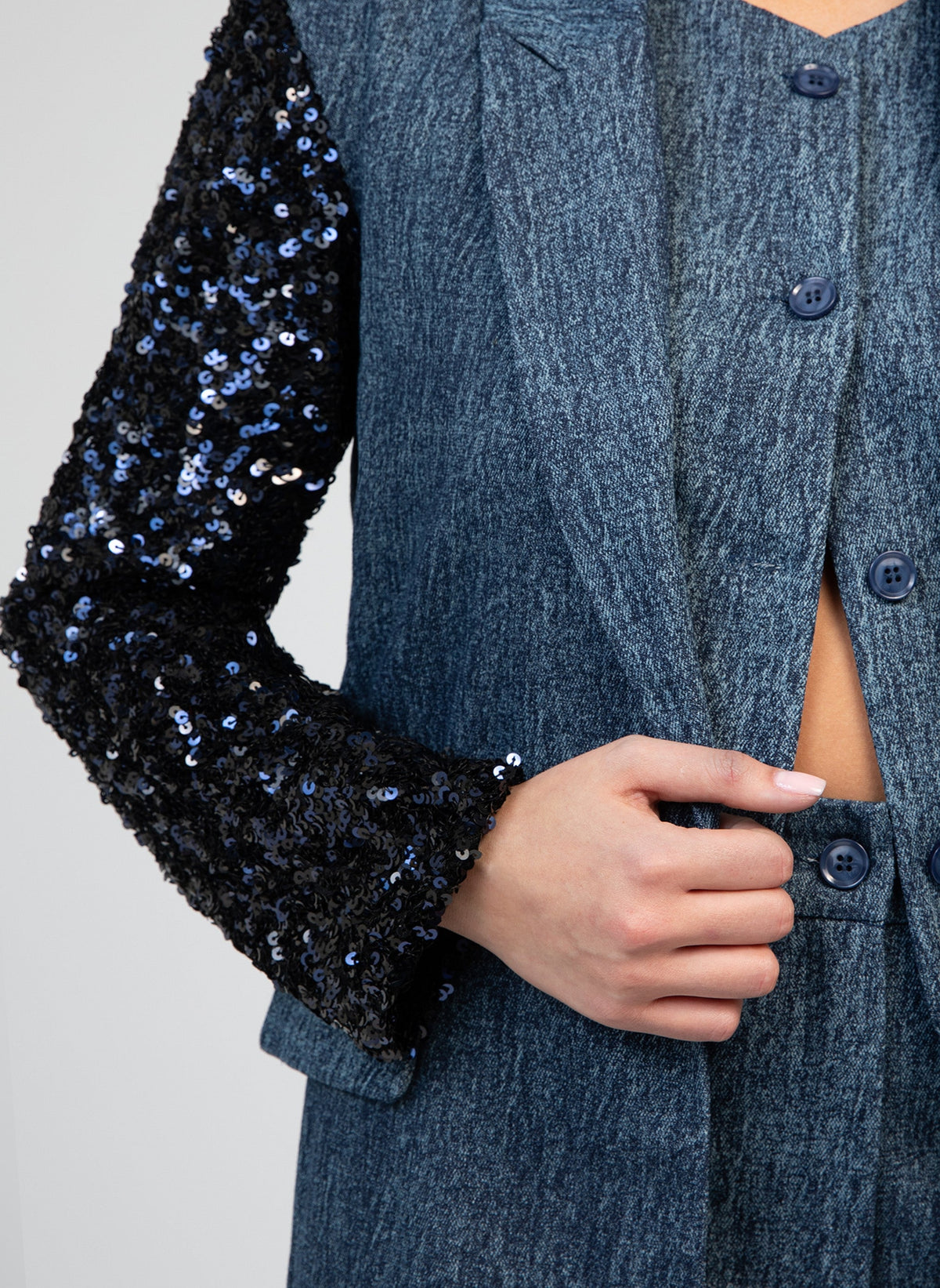 An'ge – Chaqueta Howela Jean, modelo con chaqueta azul con manga de lentejuelas negras
