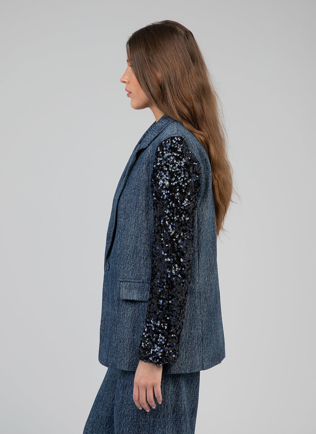 An'ge – Chaqueta Howela Jean, modelo de perfil con cazadora vaquera y mangas de lentejuelas