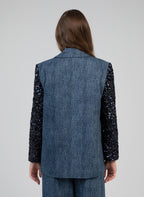 An'ge – Chaqueta Howela Jean, modelo de espaldas con chaqueta vaquera azul con mangas de lentejuelas