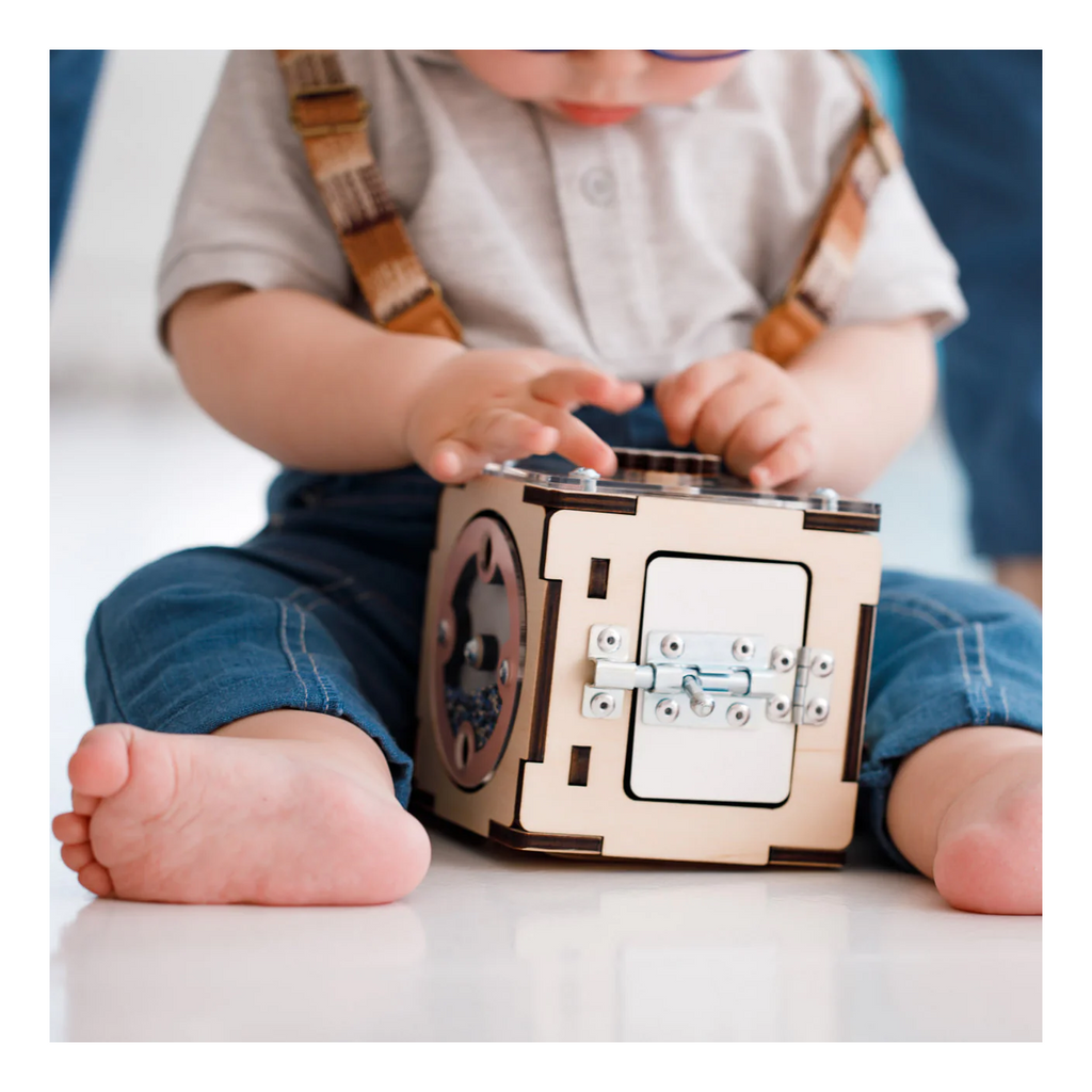 Duo Busy Board Natura Playhouse y cubo interactivo