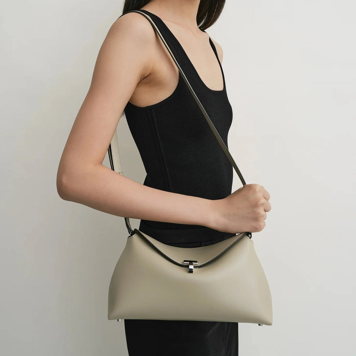 Borsa Toteme T-Lock Clutch in pelle