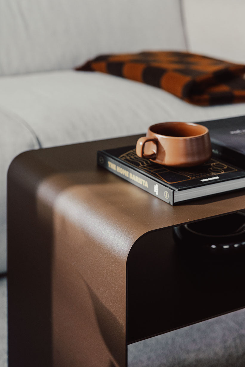 Beistelltisch COSMO mit einer Tasse und einem Buch auf der Oberfläche, ideal für modernes Wohndesign.