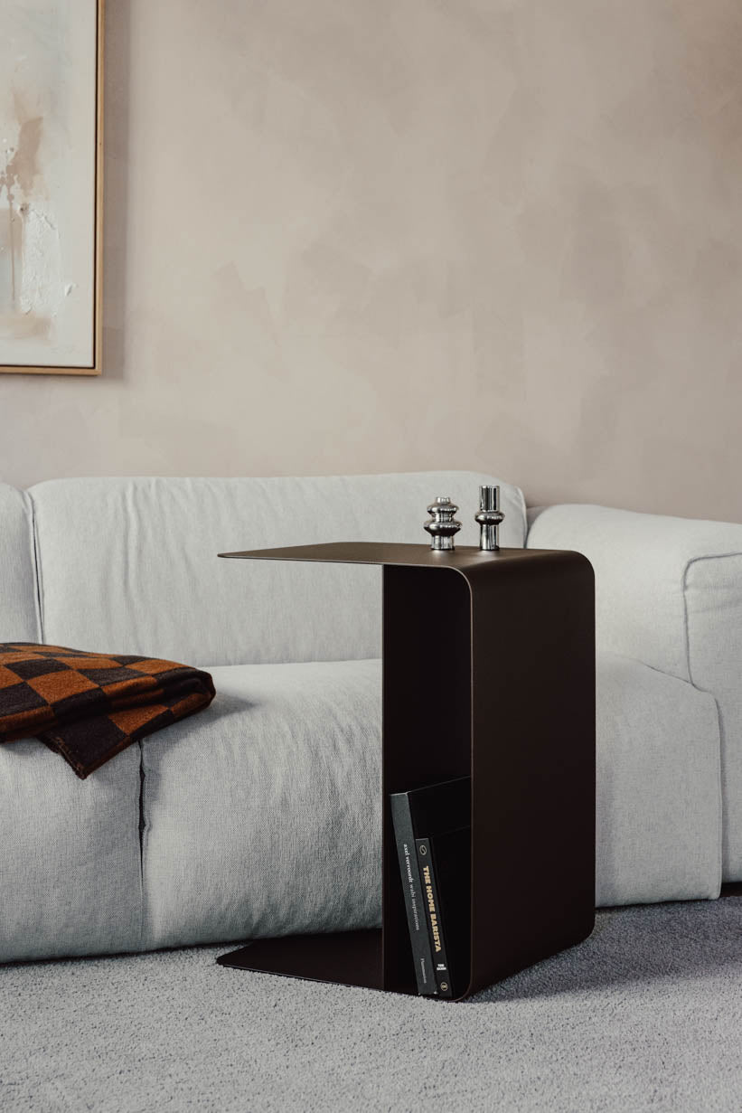 Beistelltisch COSMO aus pulverbeschichtetem Metall, modern und funktional, ideal neben Sofa und Sessel.