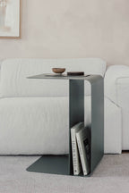 Beistelltisch COSMO aus pulverbeschichtetem Metall, modern und funktional, ideal neben Sofa oder Sessel.