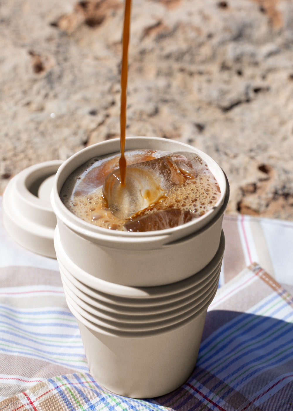 Menaje Outdoor Eco - Vaso Café Con Tapa Material Reciclado - Arena