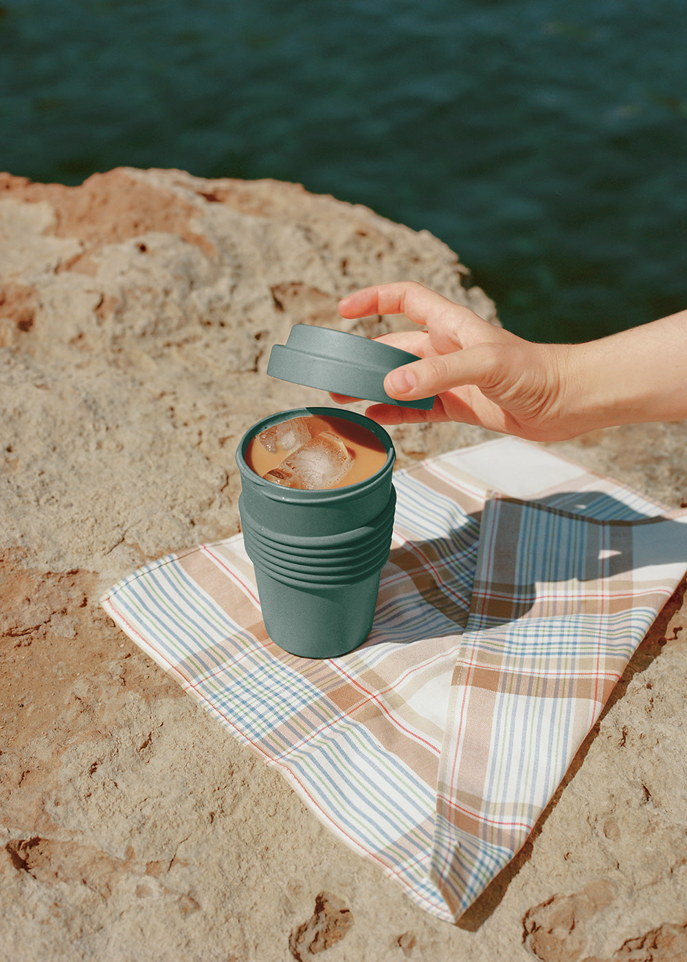 Kitchenware Outdoor Eco - Verre A Café Avec Couvercle En Matériel Recyclé - Vert Sauge