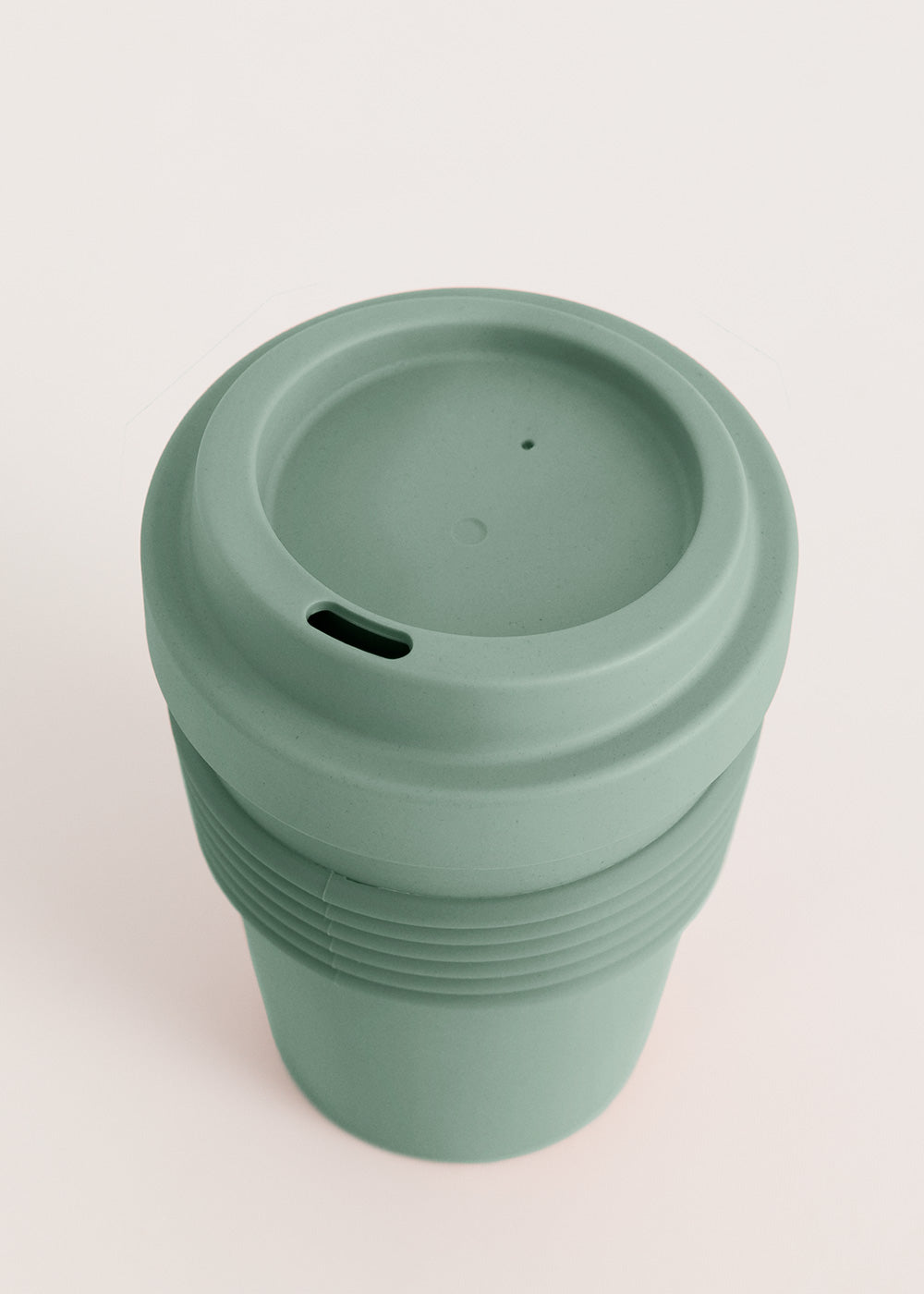 Kitchenware Outdoor Eco - Verre A Café Avec Couvercle En Matériel Recyclé - Vert Sauge