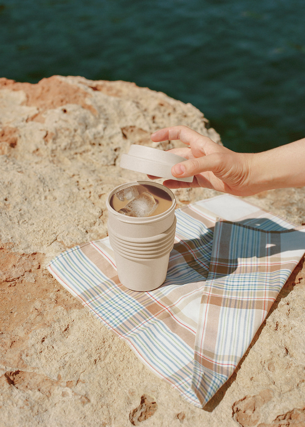 Menaje Outdoor Eco - Vaso Café Con Tapa Material Reciclado - Arena